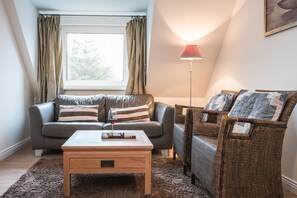 Family Triple Room, 1 Bedroom | Living area