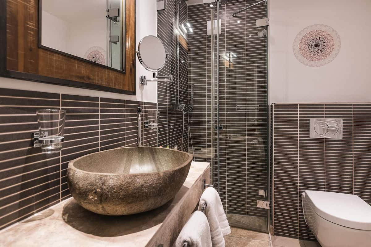 comfort double room, balcony | bathroom | free toiletries, hair dryer, bathrobes, towels