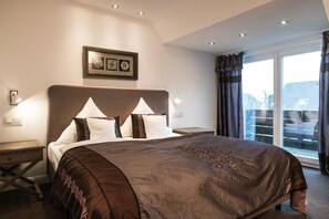 Caja de seguridad en la habitación y tabla de planchar con plancha