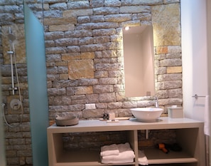 Designer-Toilettenartikel, Haartrockner, Handtücher