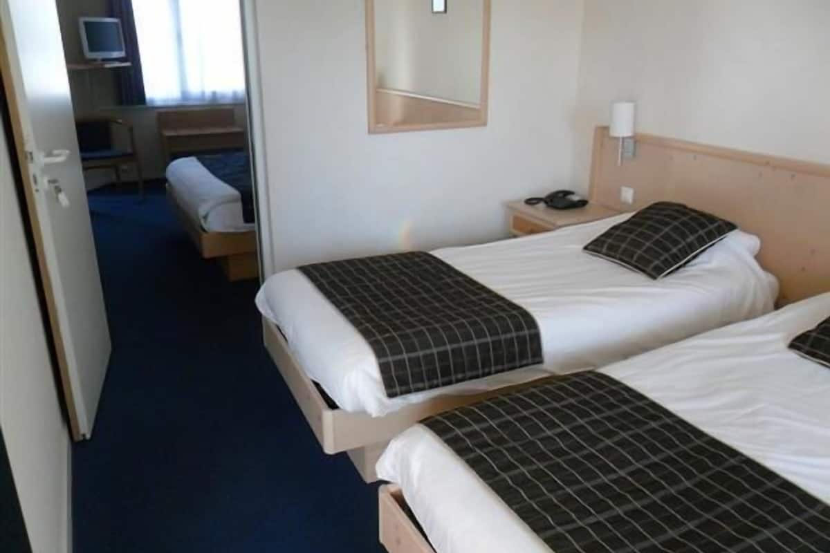 family room | 2 bedrooms, premium bedding, desk, soundproofing