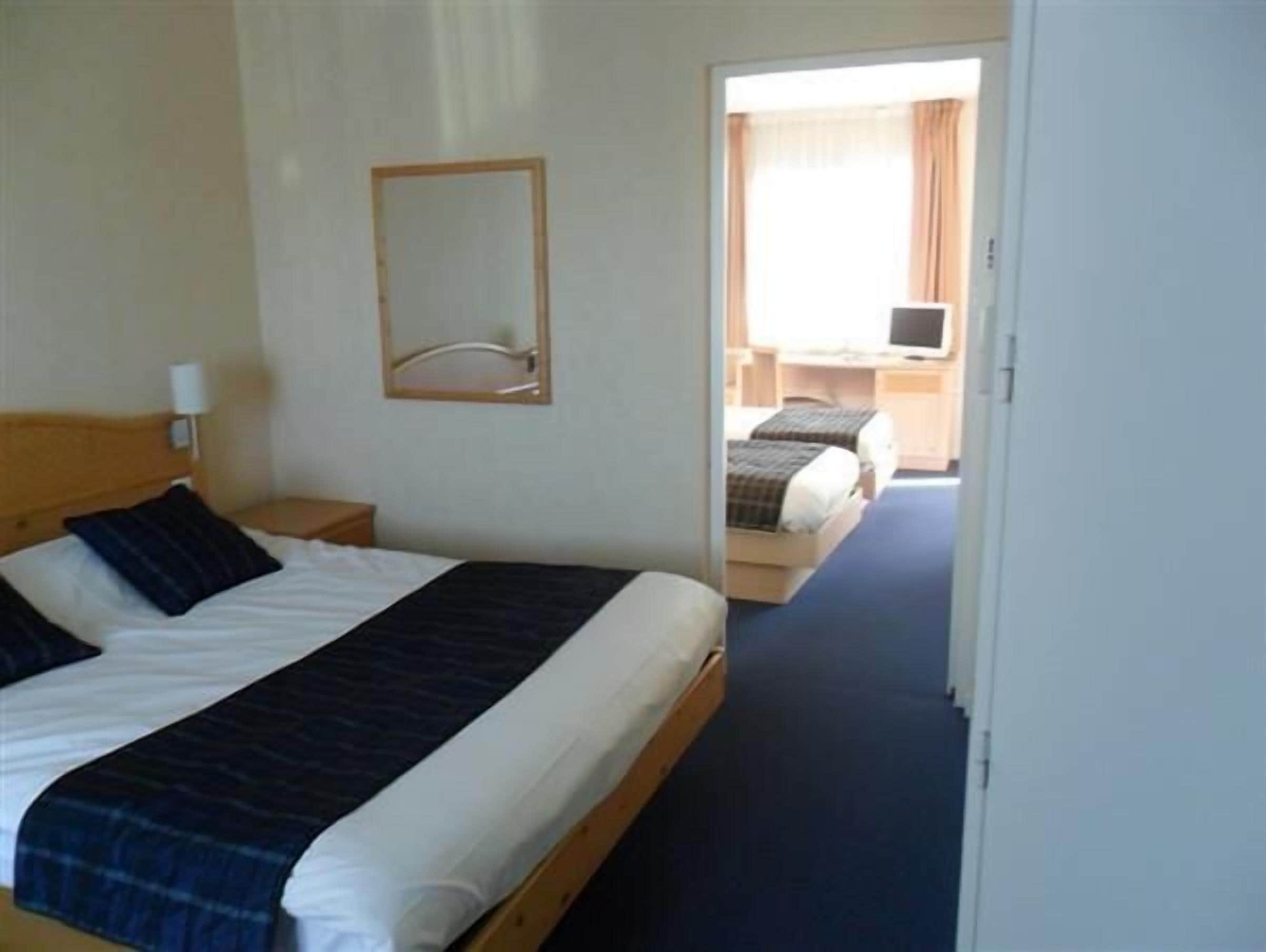 family room | 2 bedrooms, premium bedding, desk, soundproofing