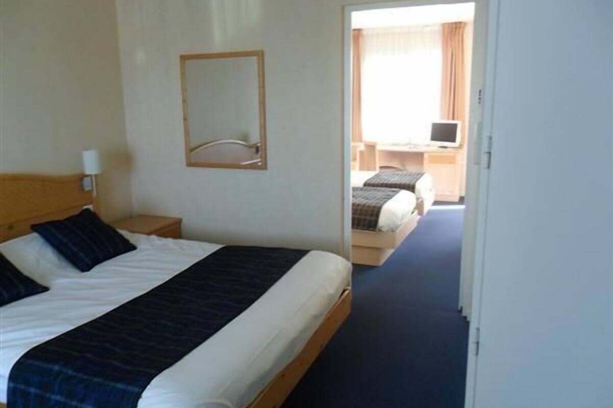 family room | 2 bedrooms, premium bedding, desk, soundproofing