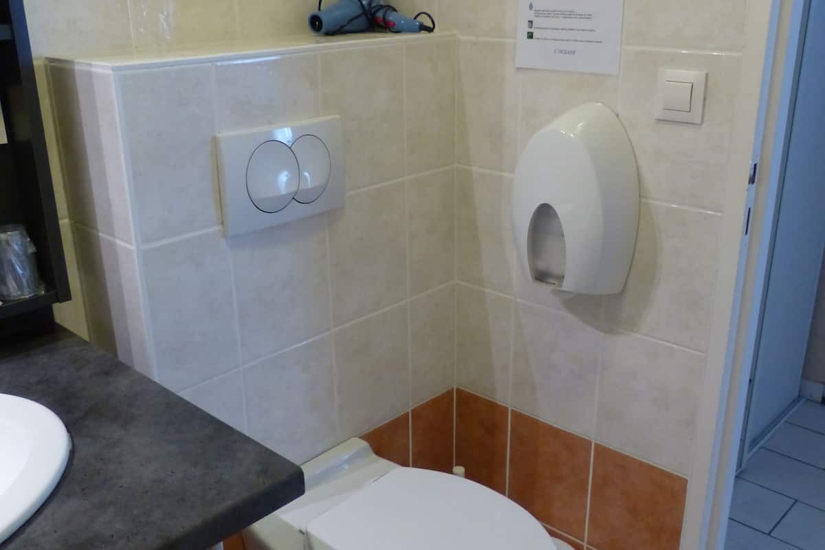 double room | bathroom | free toiletries, hair dryer, towels