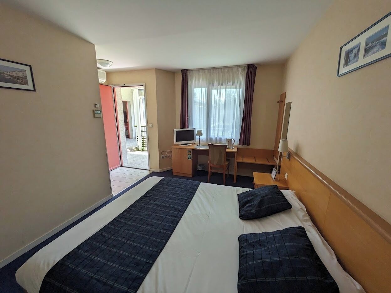 double room | 2 bedrooms, premium bedding, desk, soundproofing