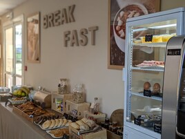 Café da manhã com buffet todos os dias mediante uma taxa