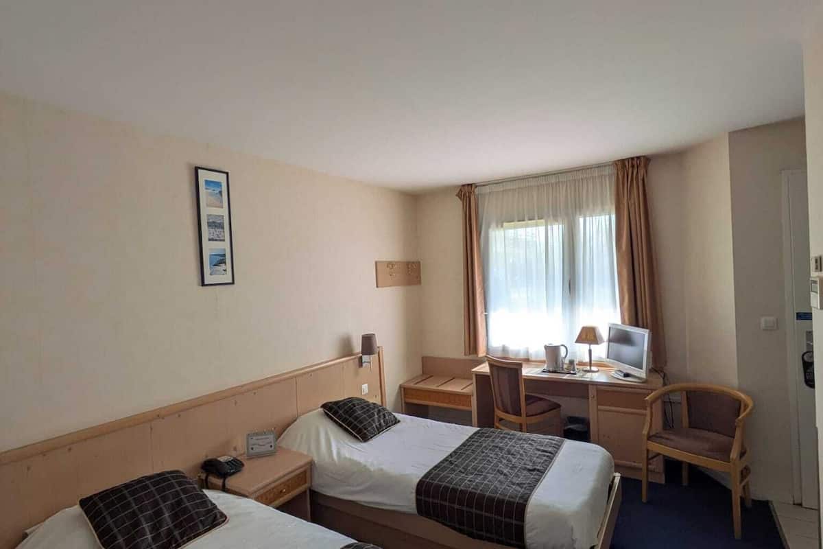 double room | 2 bedrooms, premium bedding, desk, soundproofing