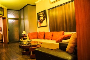 Habitación Deluxe doble (Red ) | Zona de estar | Una televisión de plasma, una tableta, un reproductor de DVD