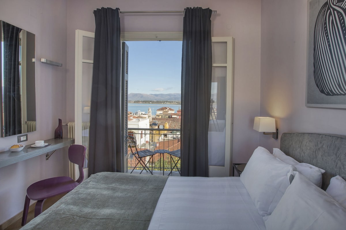 double room, balcony | 1 bedroom, in-room safe, individually decorated, desk