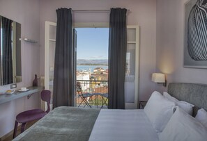 Quarto casal, sacada | Cofres nos quartos, individualmente decorados, escrivaninha