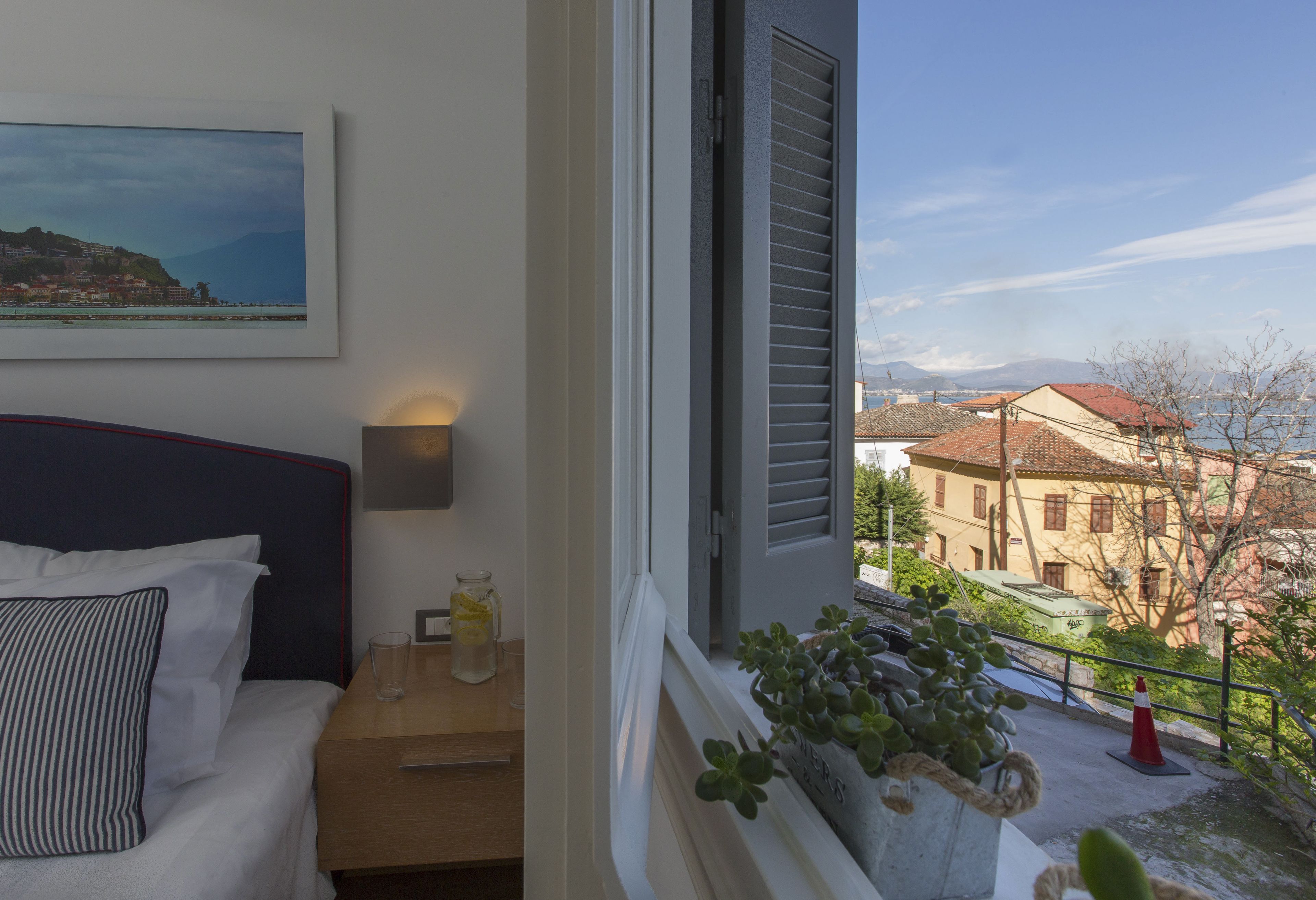 double room | 1 bedroom, in-room safe, individually decorated, desk