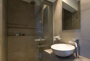 Driepersoonskamer | Een kluis op de kamer, individueel gedecoreerd, een bureau