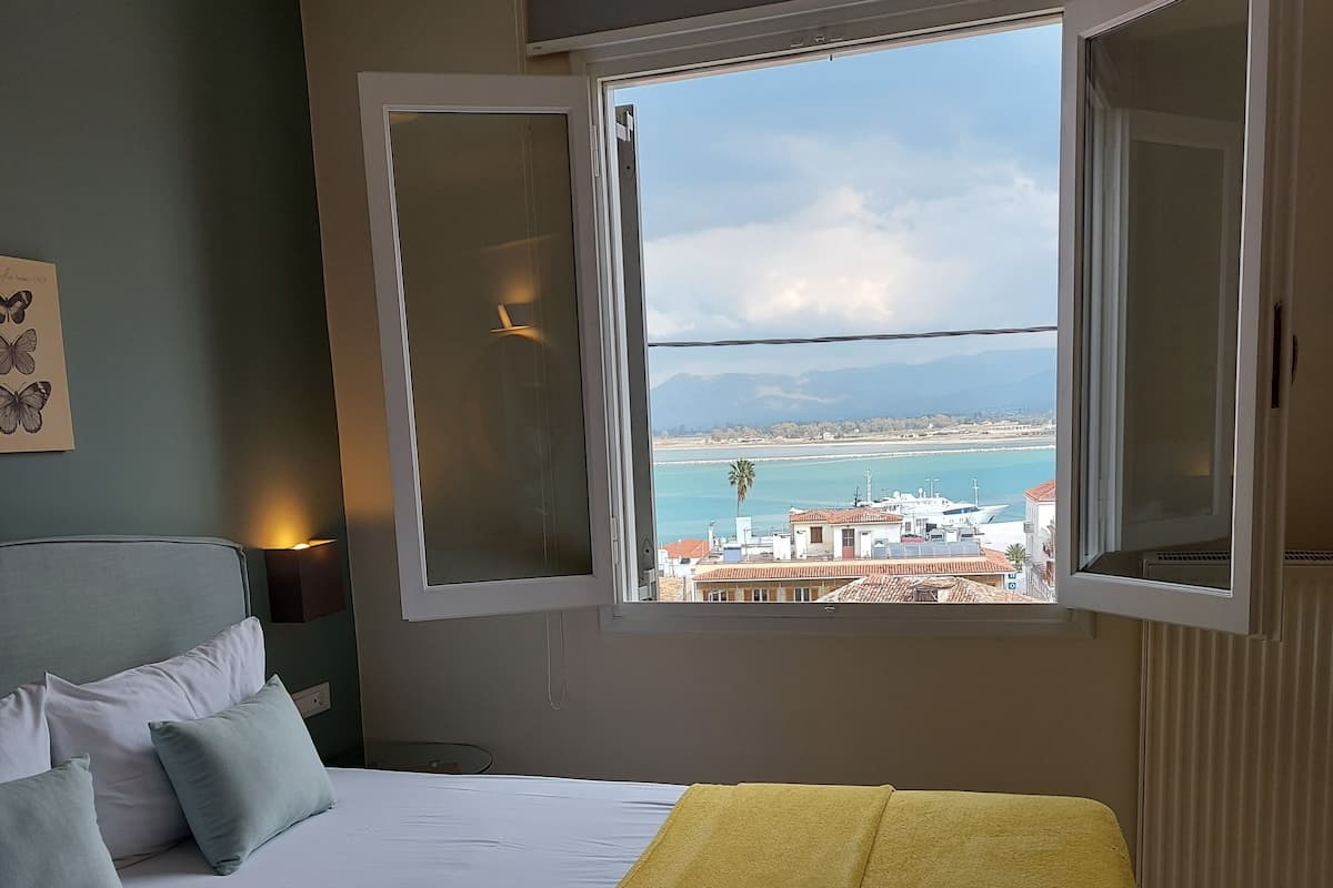 double room, sea view | 1 bedroom, in-room safe, individually decorated, desk