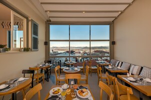 Desayuno buffet todos los días (con cargo)