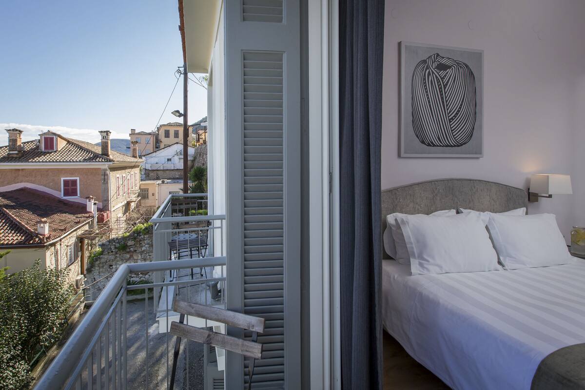 double room, balcony | 1 bedroom, in-room safe, individually decorated, desk