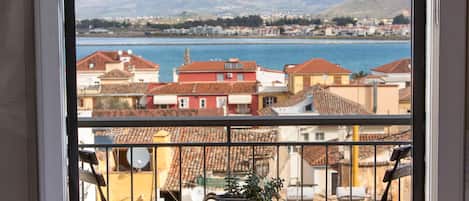Camera doppia, balcone | Una cassaforte in camera, con stile personalizzato, una scrivania
