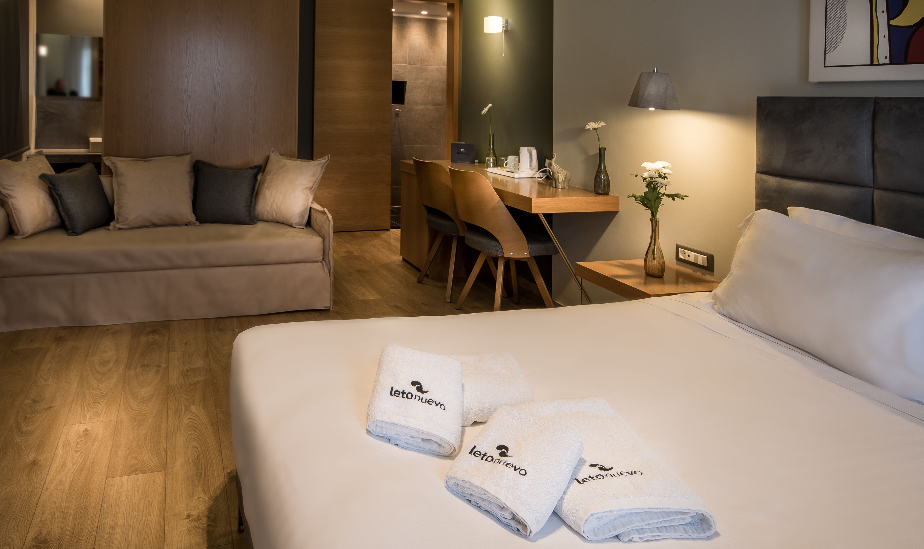 deluxe double or twin room, balcony, sea view | 1 bedroom, in-room safe, individually decorated, desk