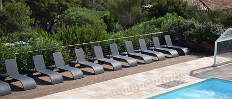 Una piscina cubierta, una piscina al aire libre de temporada, tumbonas