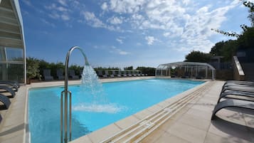 Piscina coperta, piscina stagionale all'aperto, lettini