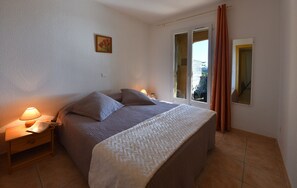 1 Schlafzimmer, hochwertige Bettwaren, Betten mit Memory-Foam-Matratzen