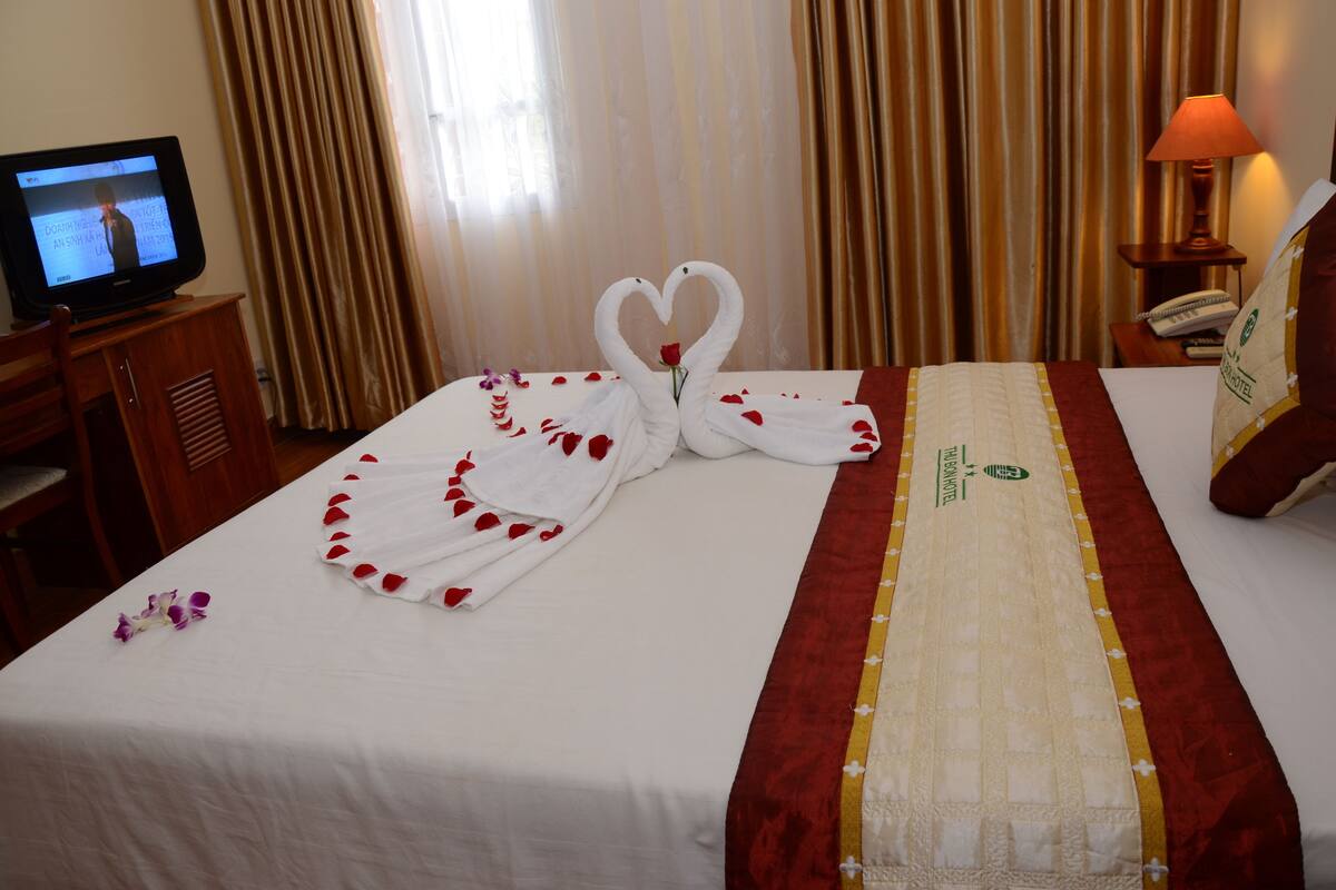 Standard Room | Minibar, in-room safe, desk, blackout curtains