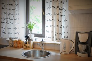 Estudio | Cocina privada | Frigorífico, microondas, horno y placa de cocina