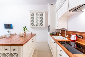 Estudio Deluxe | Cocina privada | Refrigerador, microondas, horno y parrilla de estufa 