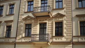 A multi-story building with a balcony on the second floor. - HappyGuests Apartments (Kraków)