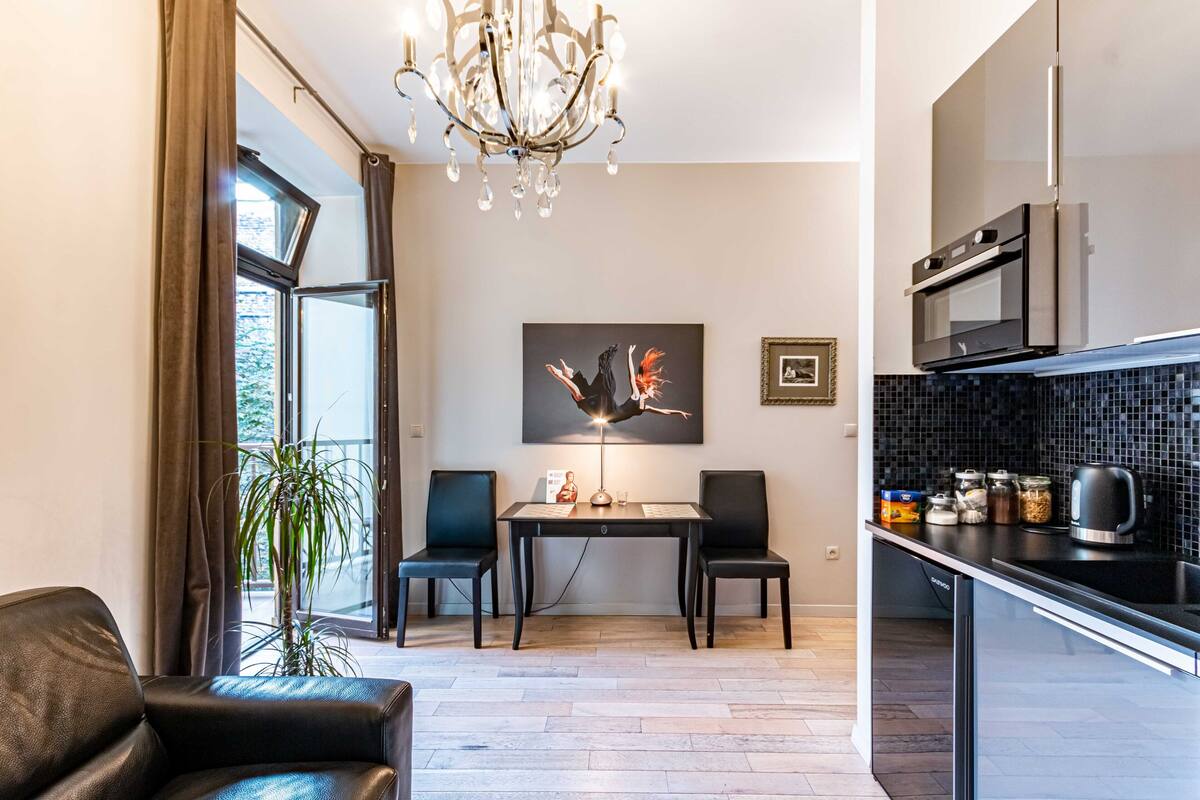 Apartamento Deluxe, 1 habitación | Zona de estar | Una televisión de pantalla plana