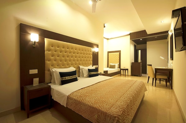 In-room safe, soundproofing, rollaway beds, free WiFi - Metropolis Tourist Home (New Delhi)
