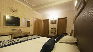 Deluxe Twin Room, 1 Bedroom | 1 bedroom, in-room safe, desk, soundproofing