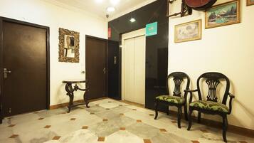 Deluxe Twin Room, 1 Bedroom | Living area | Flat-screen TV, fireplace