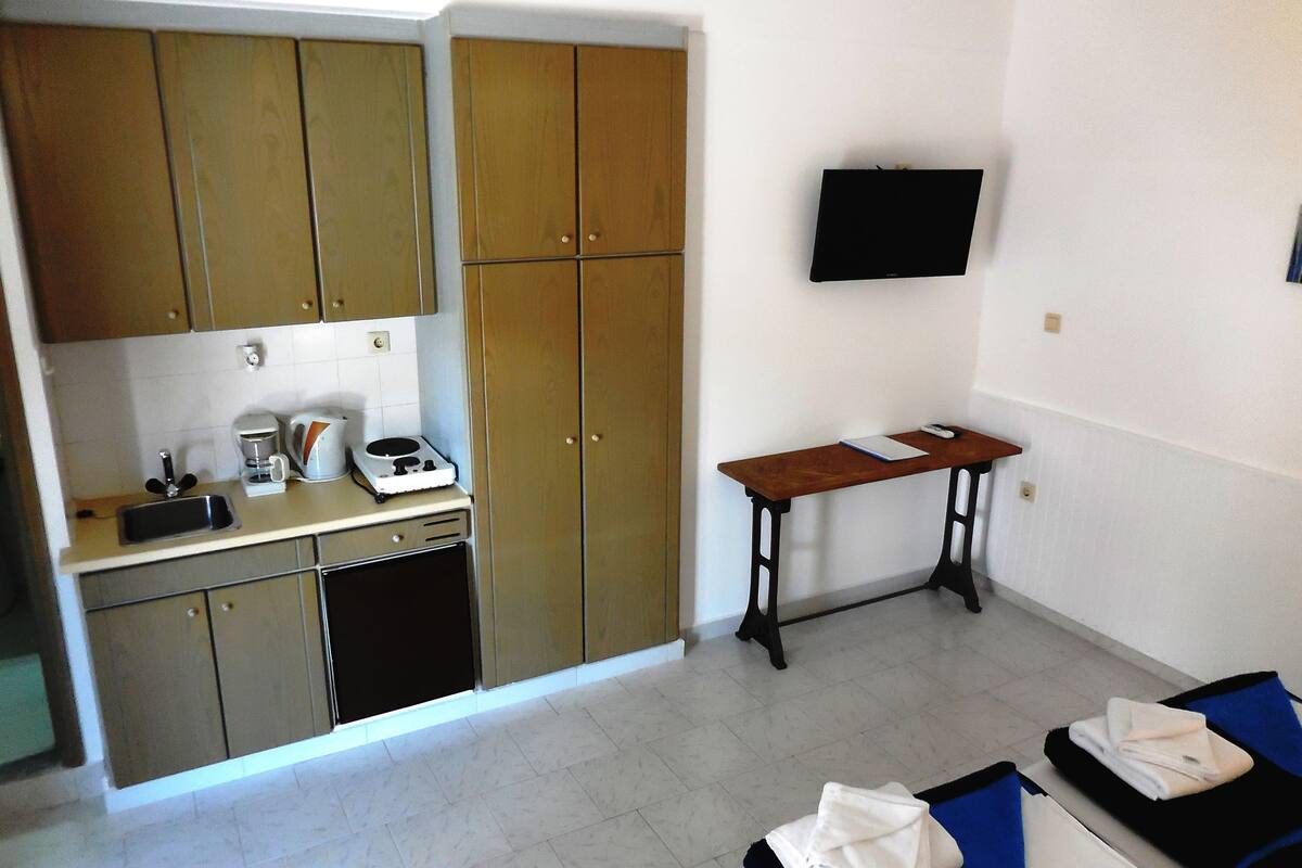 economy room (semi-basement) | private kitchenette | fridge, stovetop, coffee/tea maker, cookware/dishes/utensils