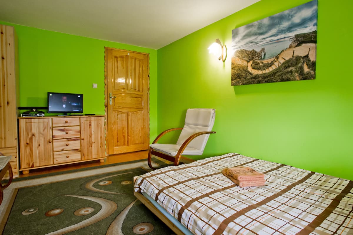 Free cots/infant beds, rollaway beds, free WiFi, bed sheets