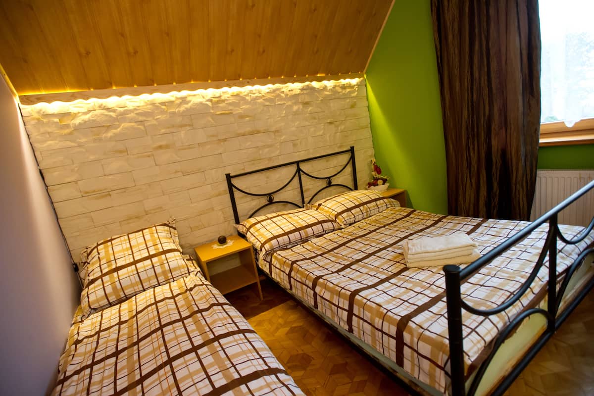 Free cots/infant beds, rollaway beds, free WiFi, bed sheets