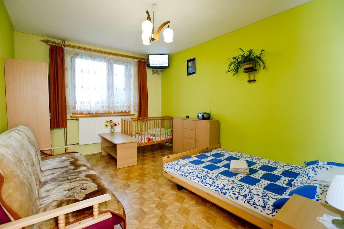 Free cots/infant beds, rollaway beds, free WiFi, bed sheets