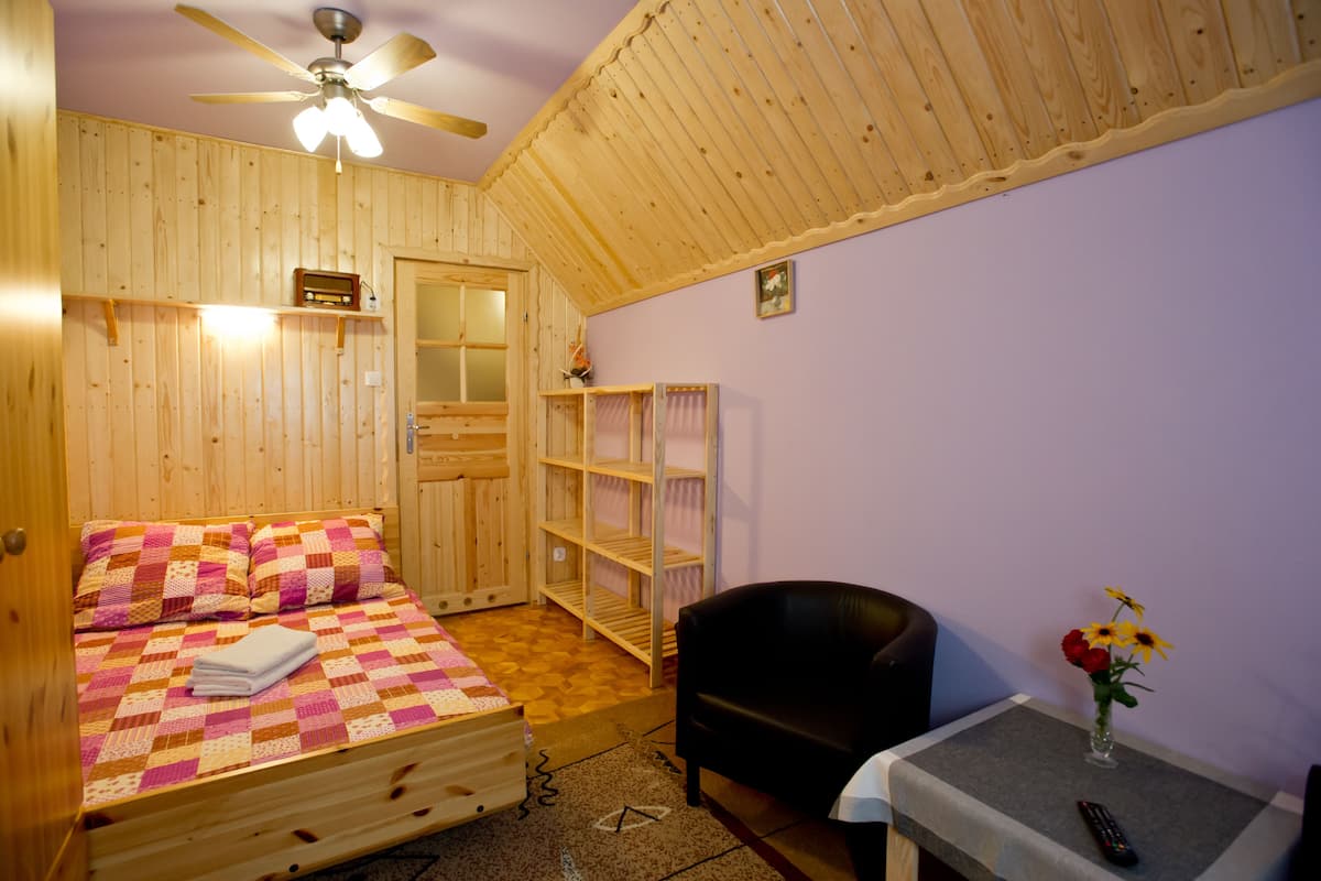 Free cots/infant beds, rollaway beds, free WiFi, bed sheets