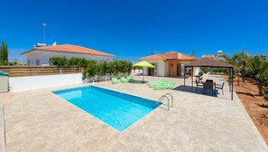 Outdoor pool, pool loungers - Villa Marizan (Paralimni)