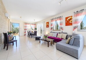 Bungalow, 3 Schlafzimmer, eigener Pool | Wohnzimmer | 40-Zoll-LCD-Fernseher mit Satellitenempfang, Fernseher, DVD-Player