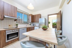 Bungalow, 3 makuuhuonetta, yksityinen uima-allas | Yksityinen keittiö | Täysikokoinen jääkaappi, mikroaaltouuni, uuni, liesi