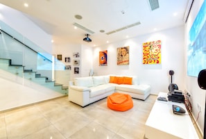 Villa, 6 Schlafzimmer, eigener Pool | Wohnbereich | 40-Zoll-LCD-Fernseher mit Satellitenempfang, Fernseher, DVD-Player