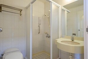 Shower, free toiletries, hair dryer, slippers - 85 Cape Inn (Kaohsiung)