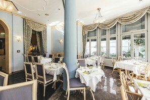 供应早餐、午餐和晚餐，地区菜