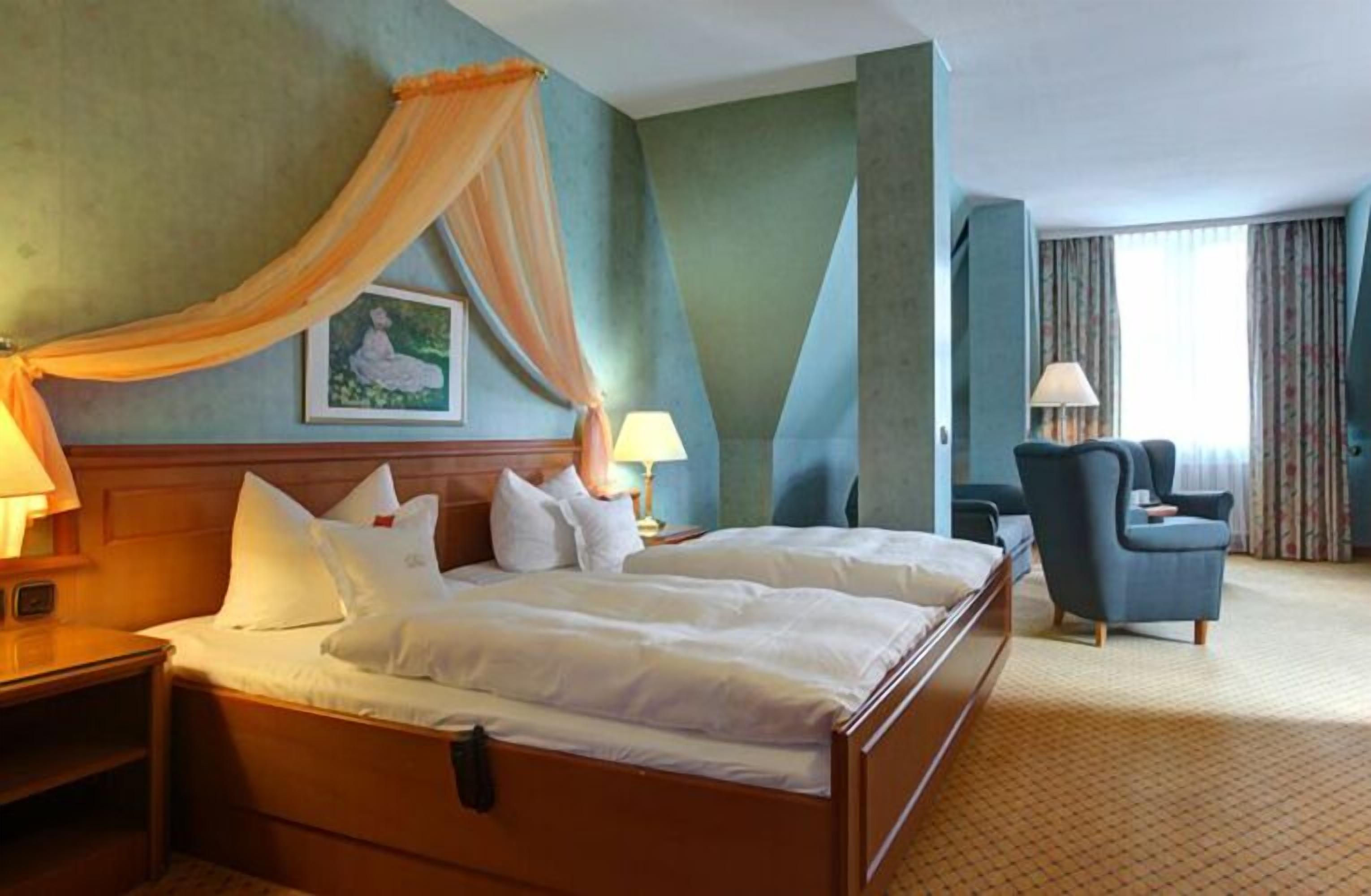 minibar, in-room safe, desk, rollaway beds