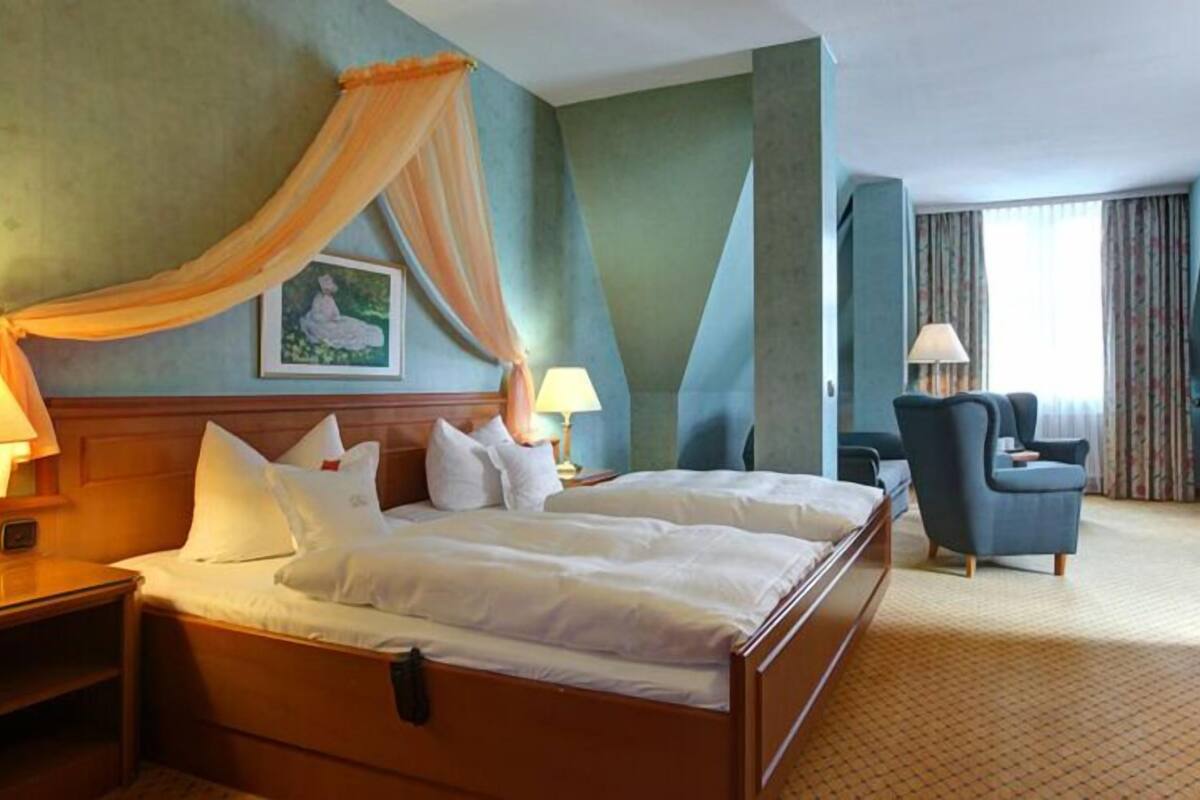 minibar, in-room safe, desk, rollaway beds