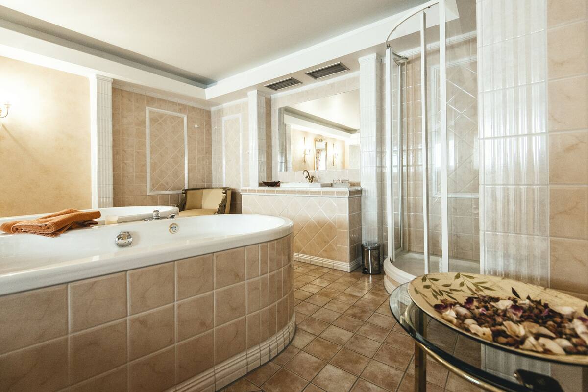 couples treatment room(s), sauna, body treatments, body wraps