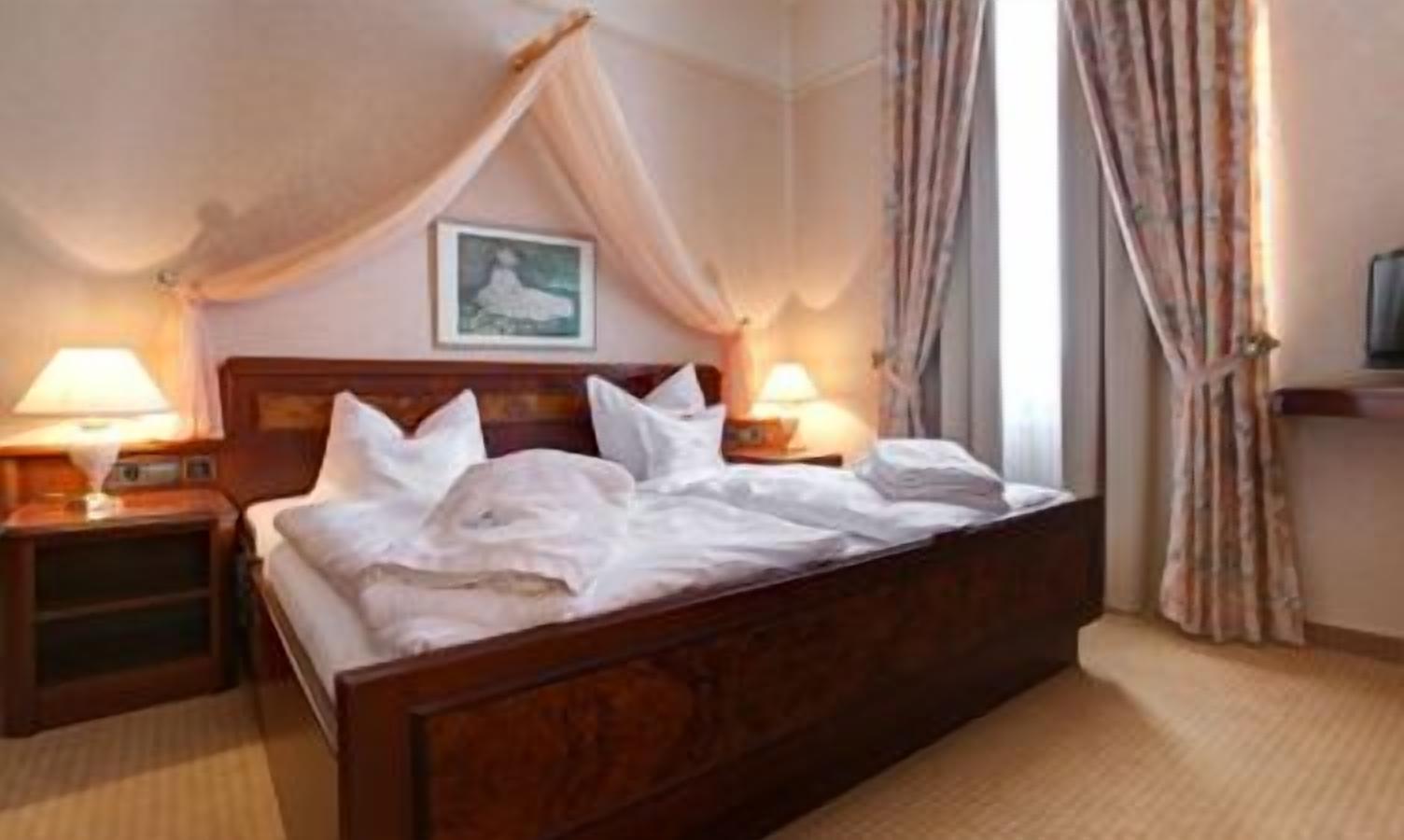 minibar, in-room safe, desk, rollaway beds