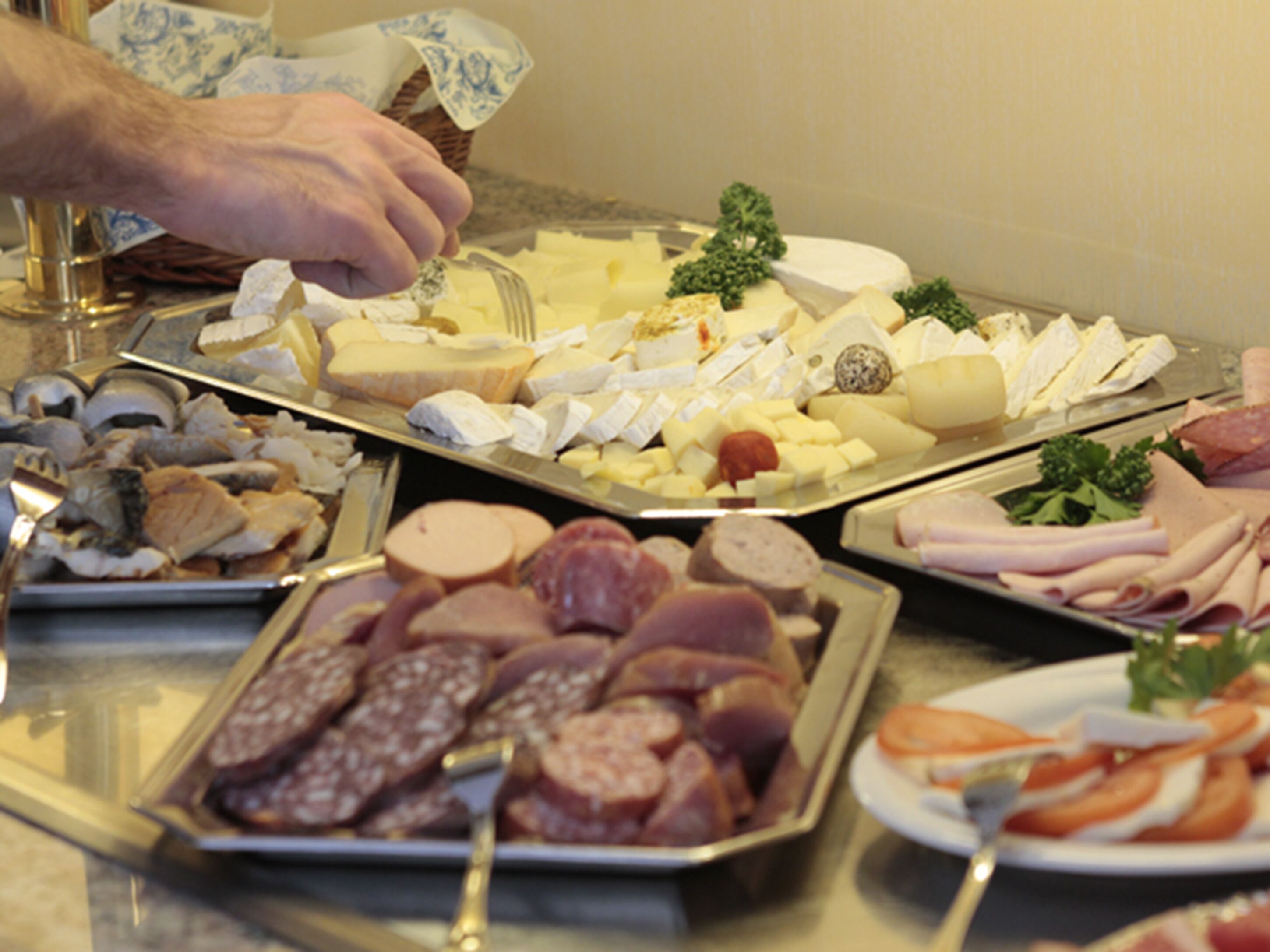 Ein reichhaltiges Buffet mit Käse, Fleisch und Gemüse.