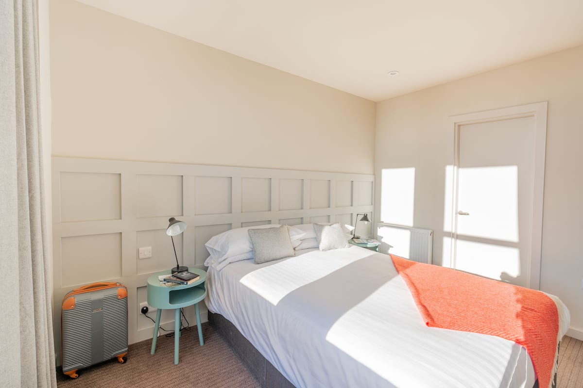 standard double room | in-room safe, desk, free wifi, bed sheets