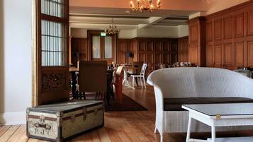 Lunch and dinner served